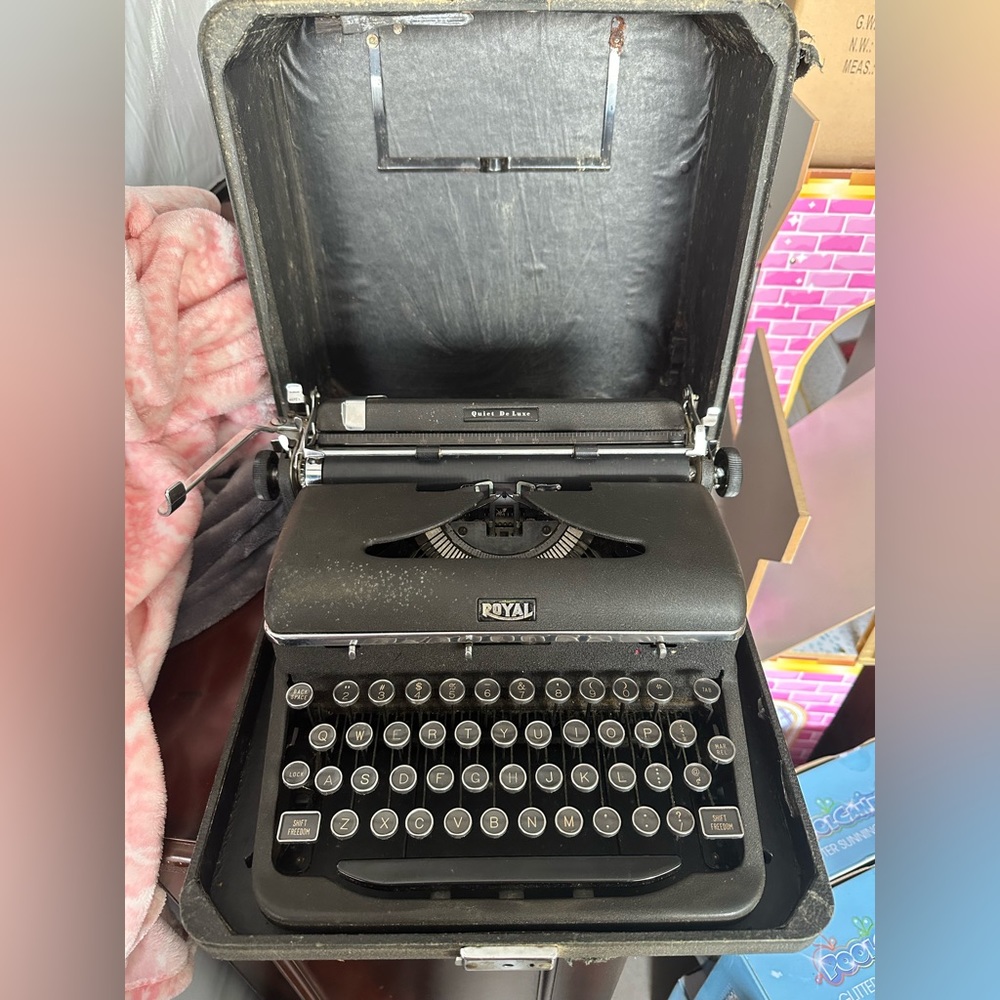 1947 Royal typewriter with case